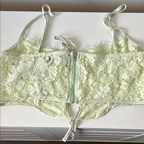 Pretty Little Thing Lace Bralette Green - Picture 6 of 9